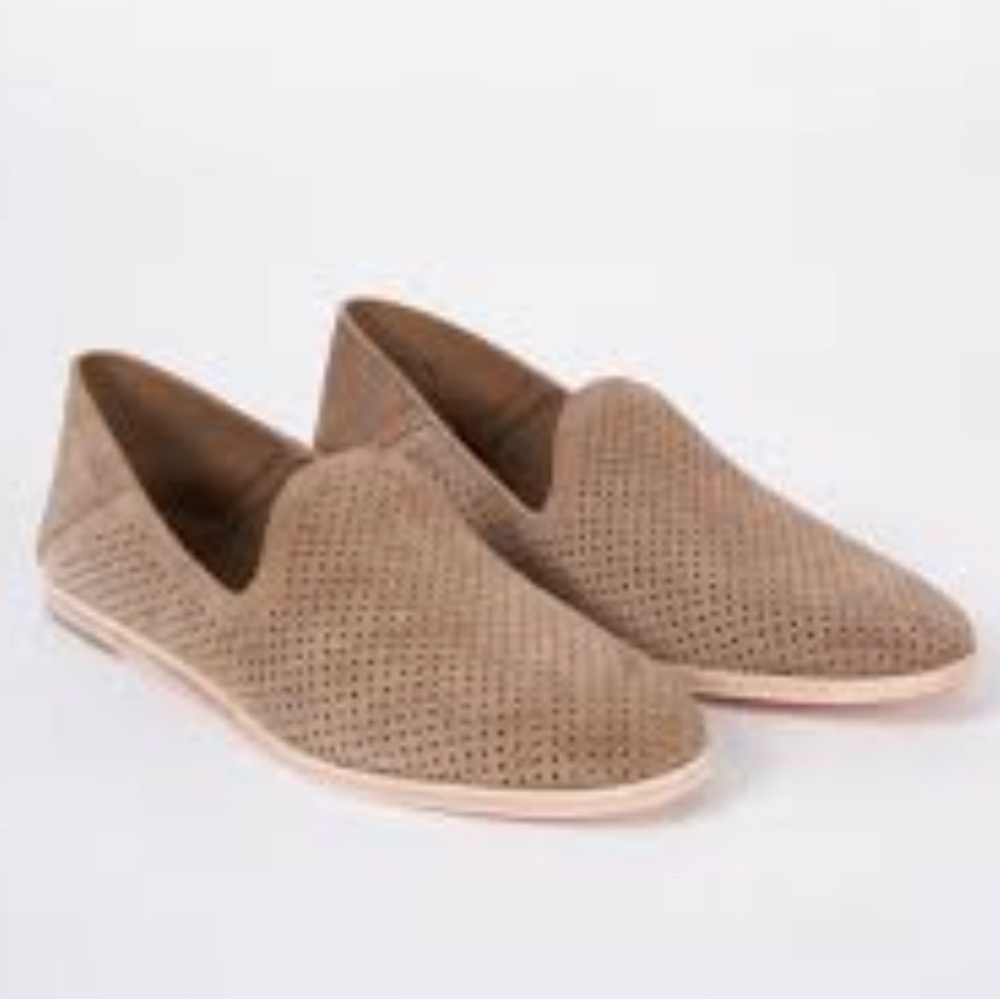 Pedro Garcia Yara flats. Soft cocoa color top